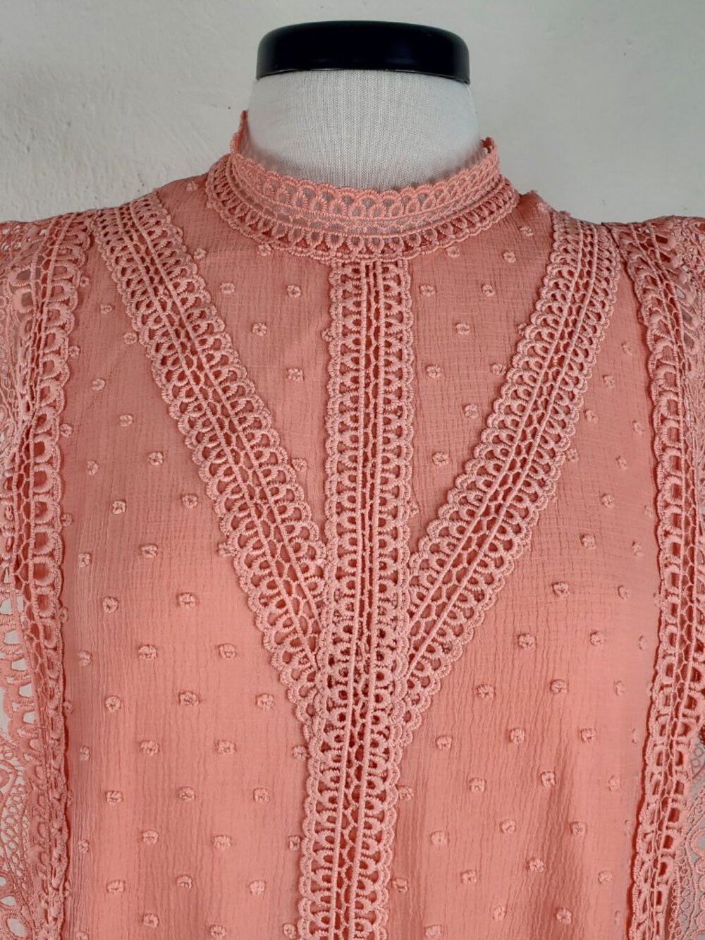 Calligraphie Women's Coral Swiss Dot Lace Trim High Neck Sleeveless Top Size L